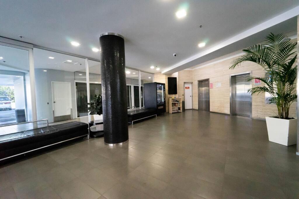 Apartment Spectacular Surfers Views From